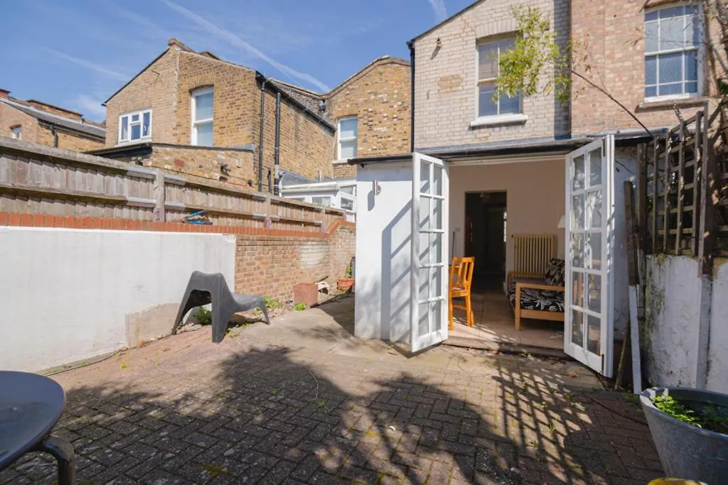Comfy Double Bedroom London Guest house
