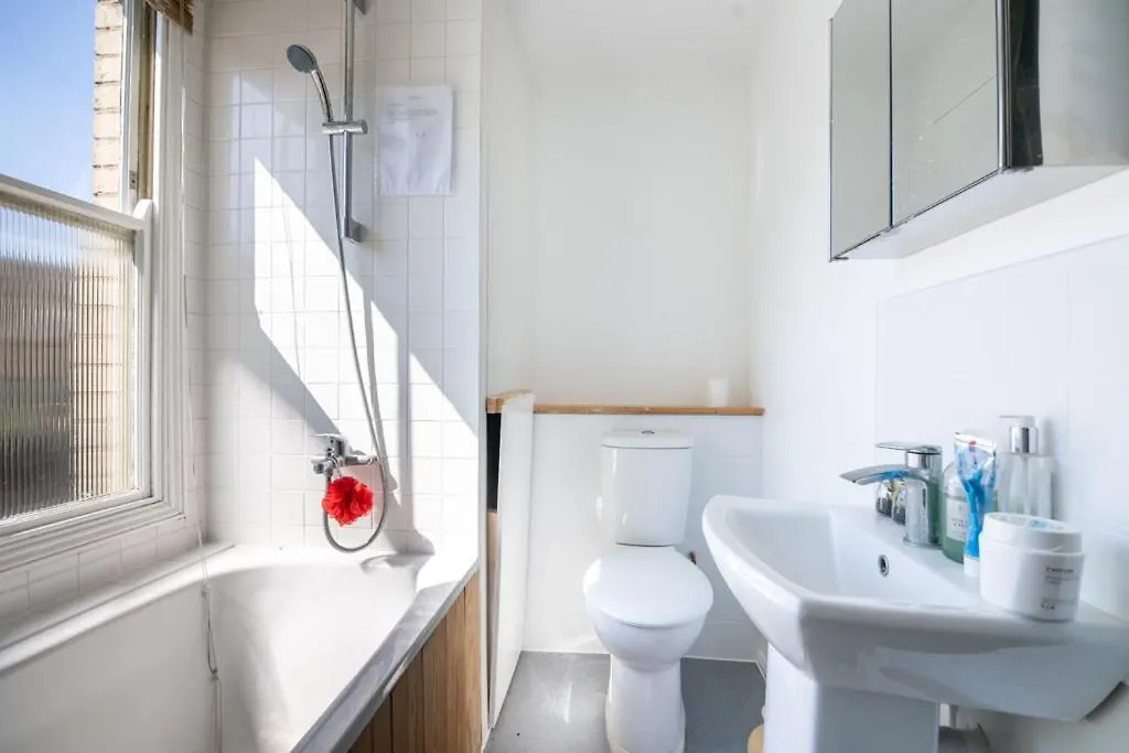 Comfy Double Bedroom London Guest house